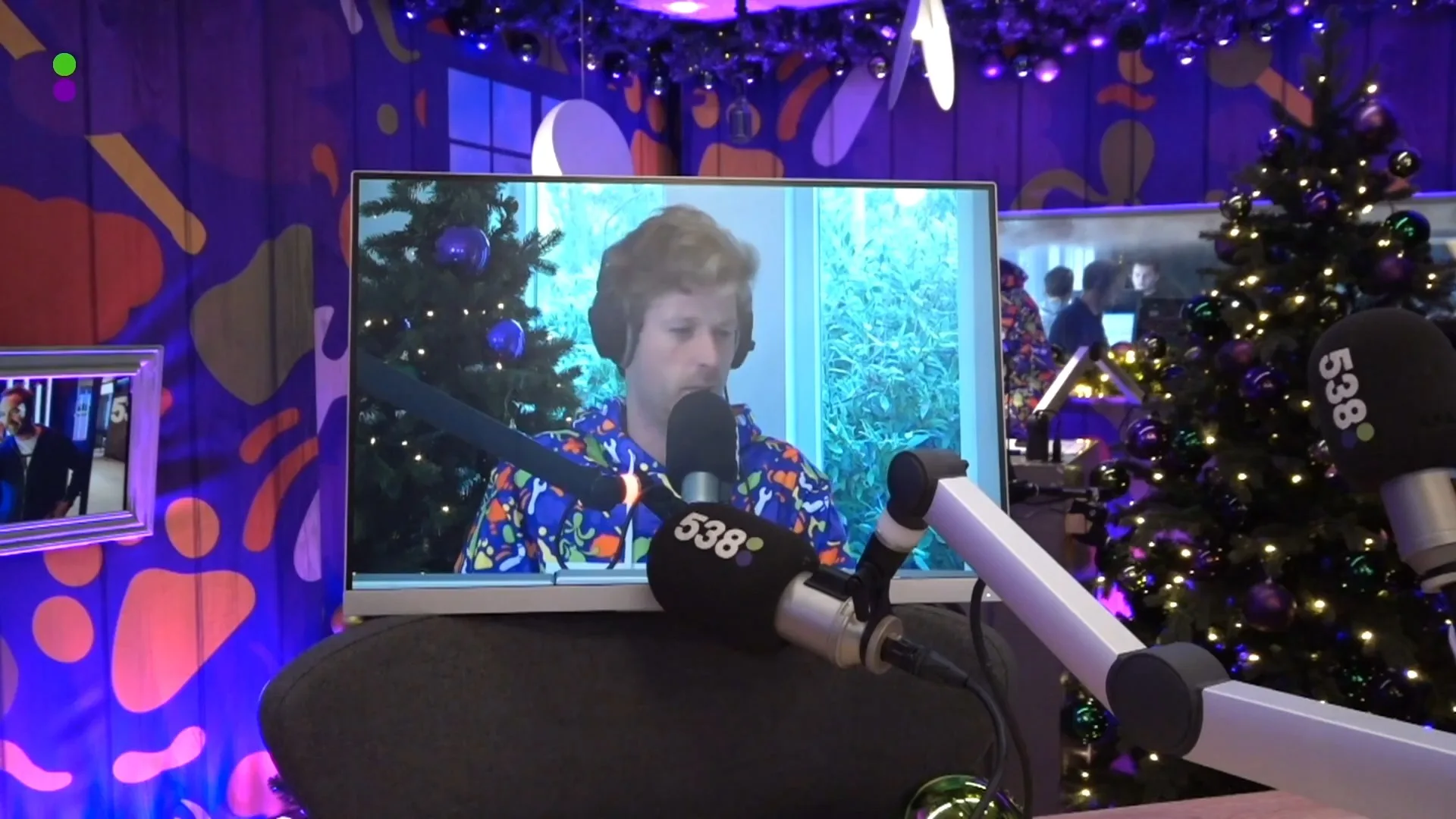 PEC-fan Wietze zingt voor 10.000 euro clublied van Go Ahead Eagles tijdens Missie 538