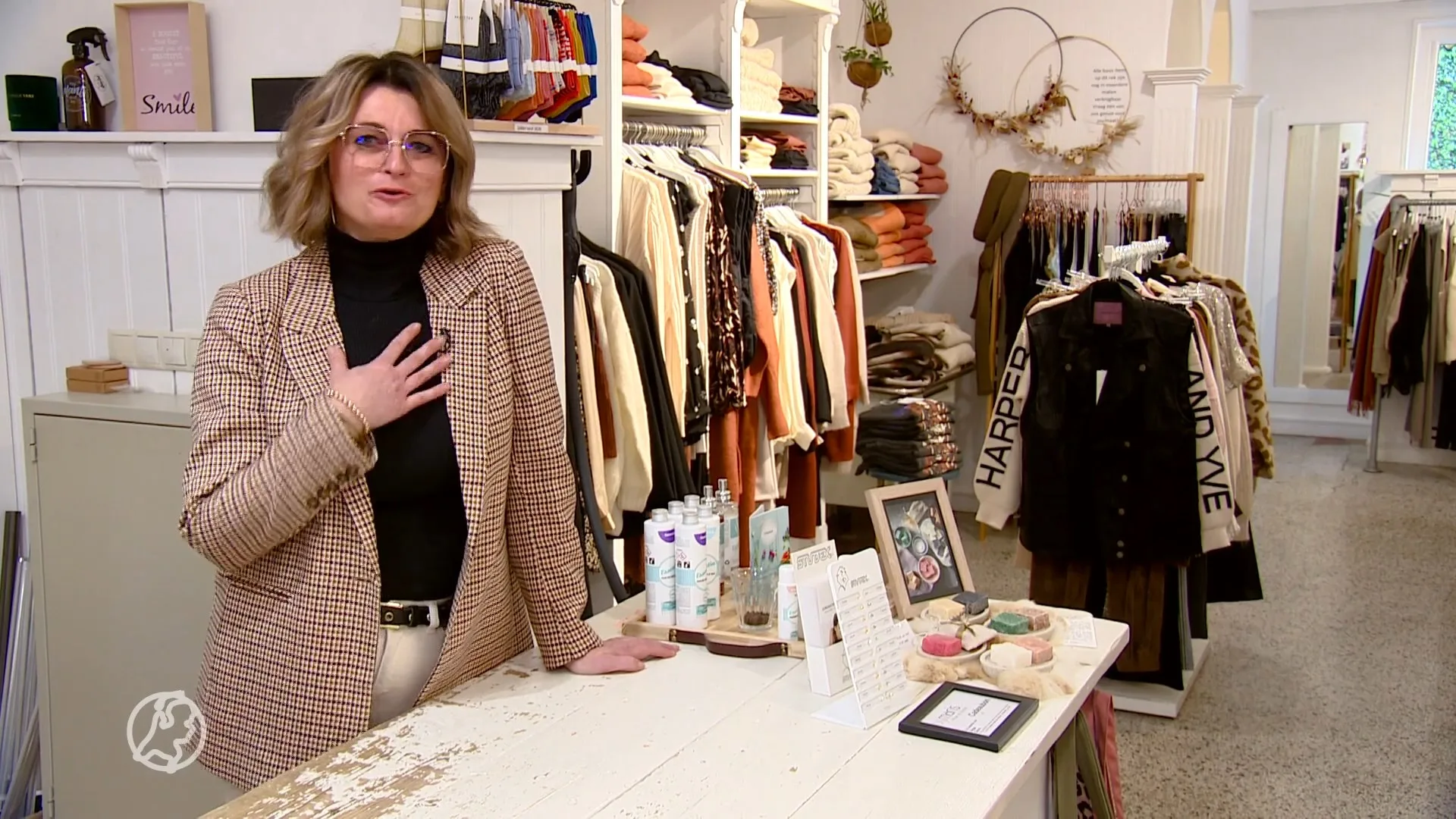 Heldhaftige Mariska gilt overvaller letterlijk haar winkel uit