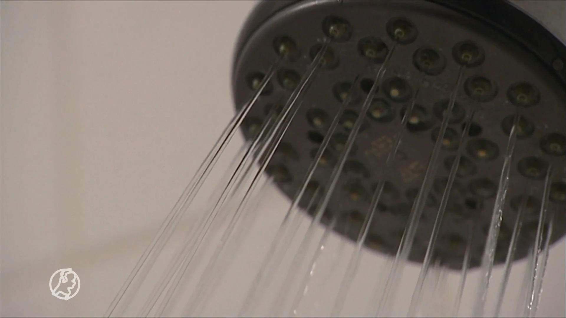 Wat is goedkoper: een kwartier douchen of een bad?