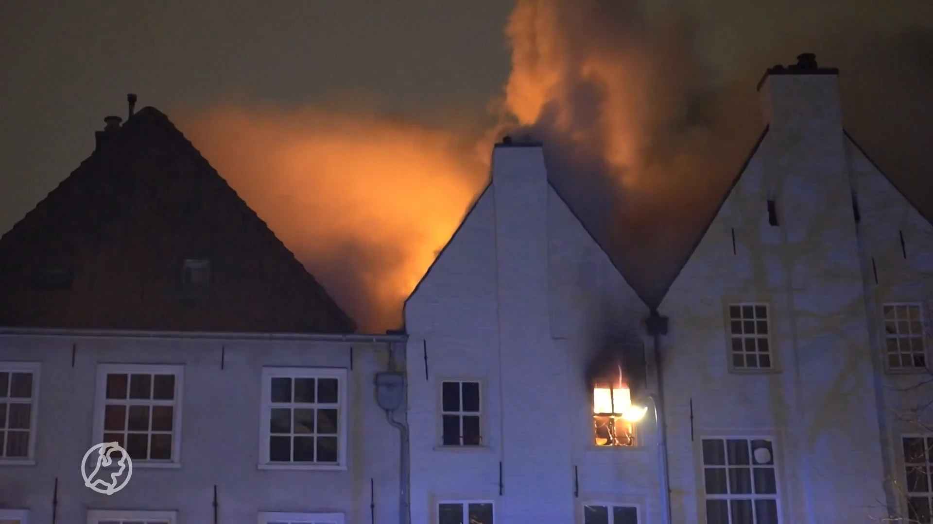 Vlammen slaan uit dak bij brand in pand aan Waalkade in Nijmegen