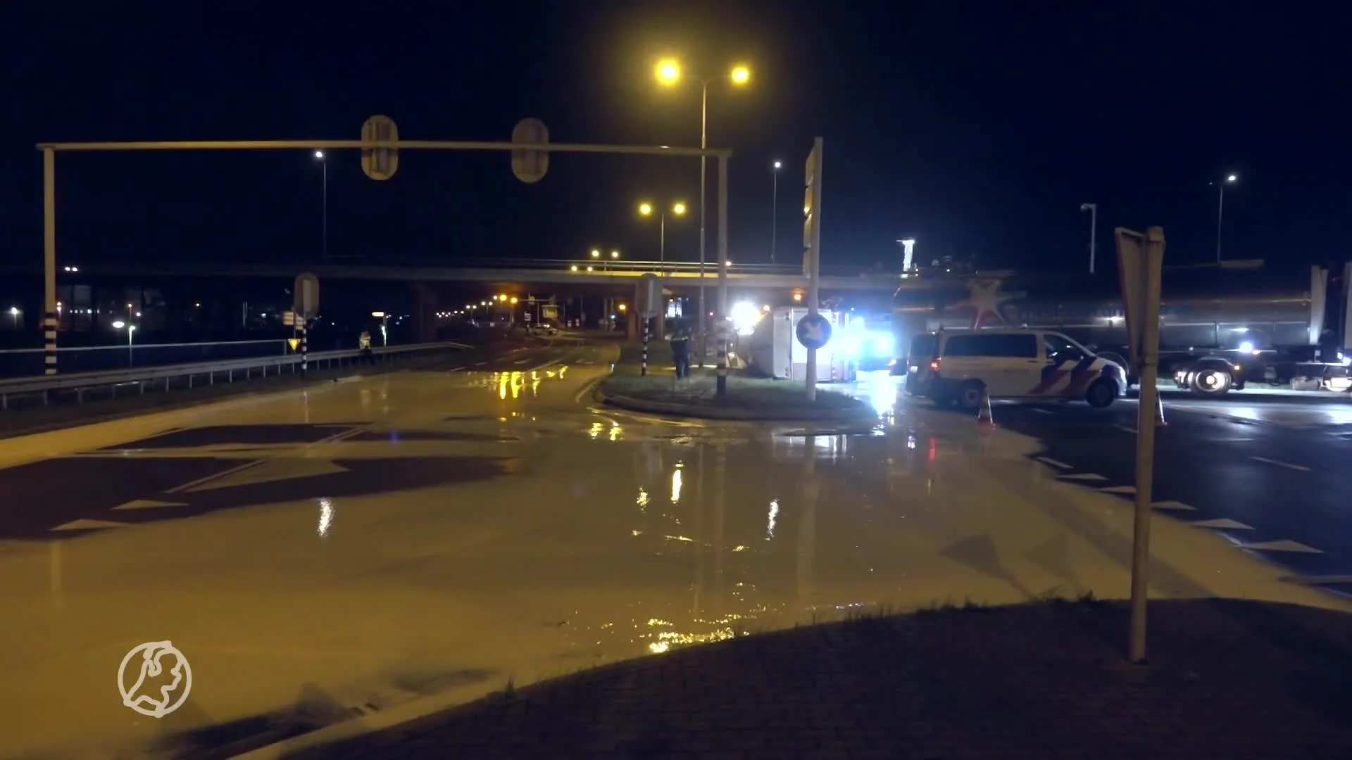 Gekantelde vrachtwagen verandert N203 in 'melkweg'