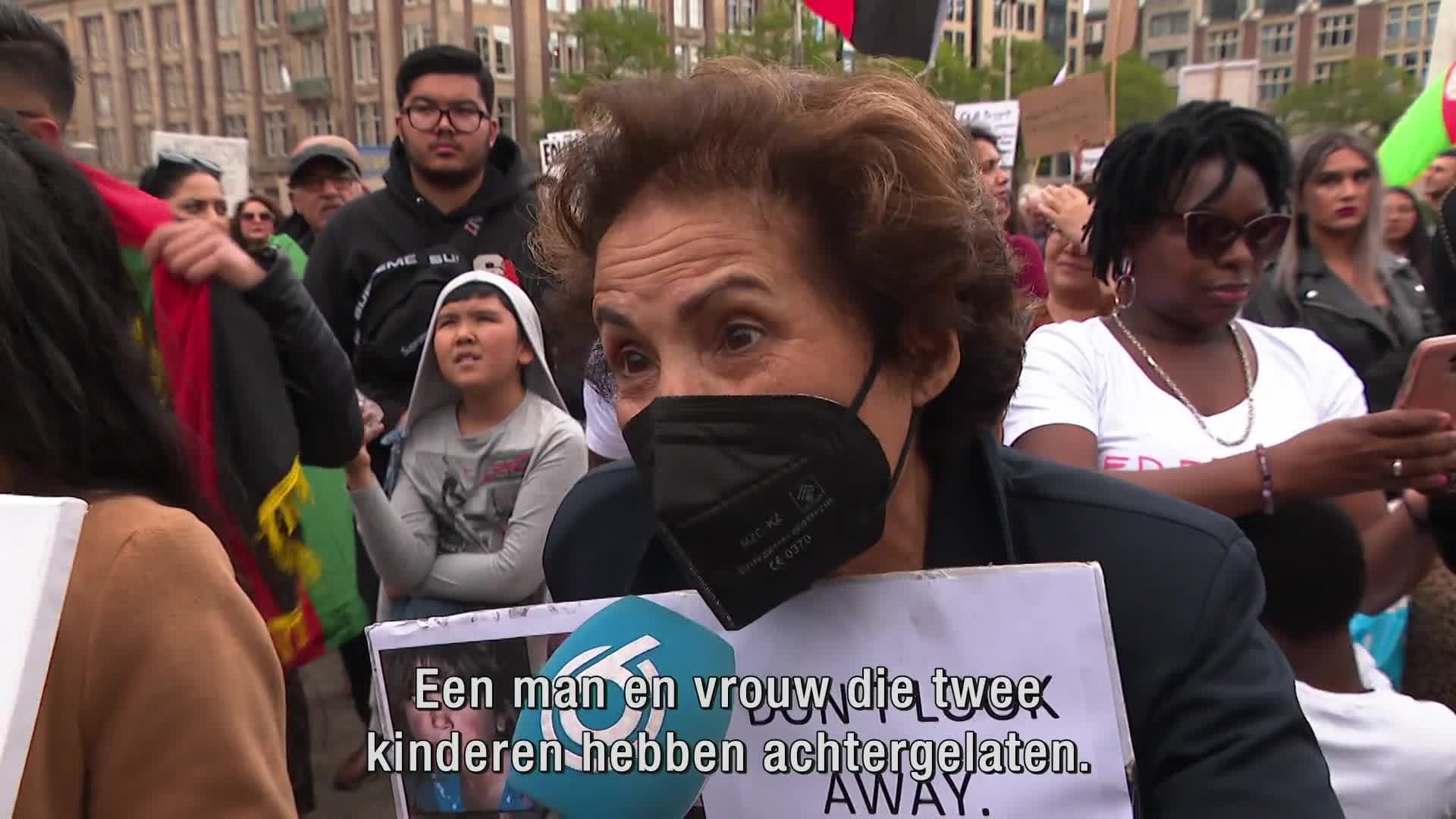 Duizenden mensen op de Dam om steun te betuigen aan Afghaanse vluchtelingen