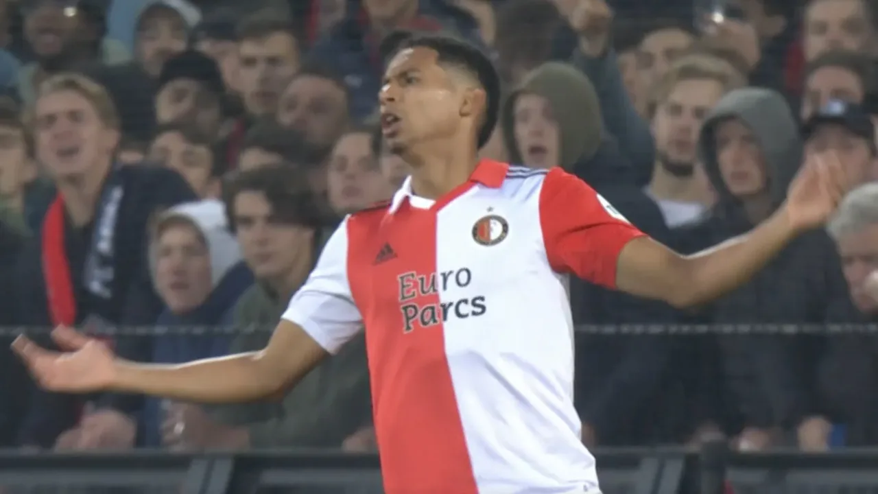 Lopez passeert tegenstander met 'slimme handsbal', maar wordt teruggefloten