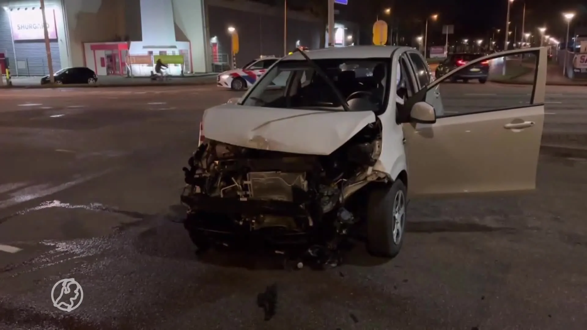 Politiewagen slaat over de kop na botsing: twee agenten gewond