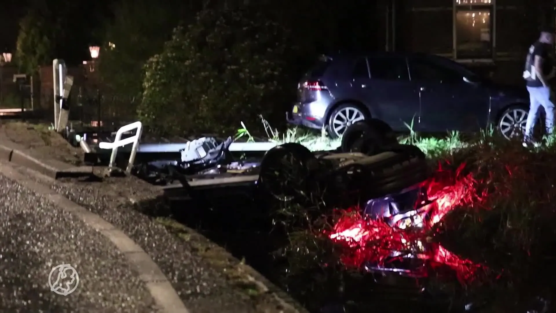 Dure sportauto crasht en belandt op de kop in sloot, bestuurder spoorloos