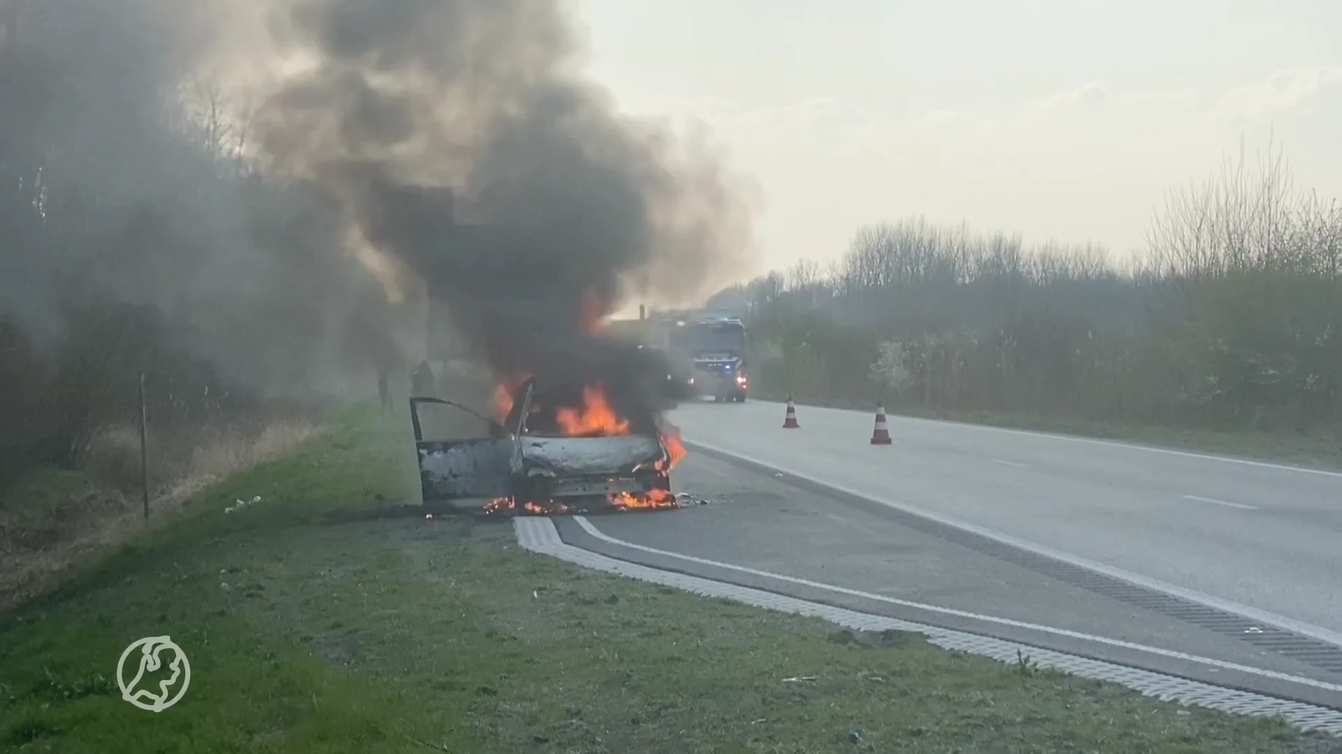 Auto met daarin vader en kind vliegt spontaan in brand op de snelweg