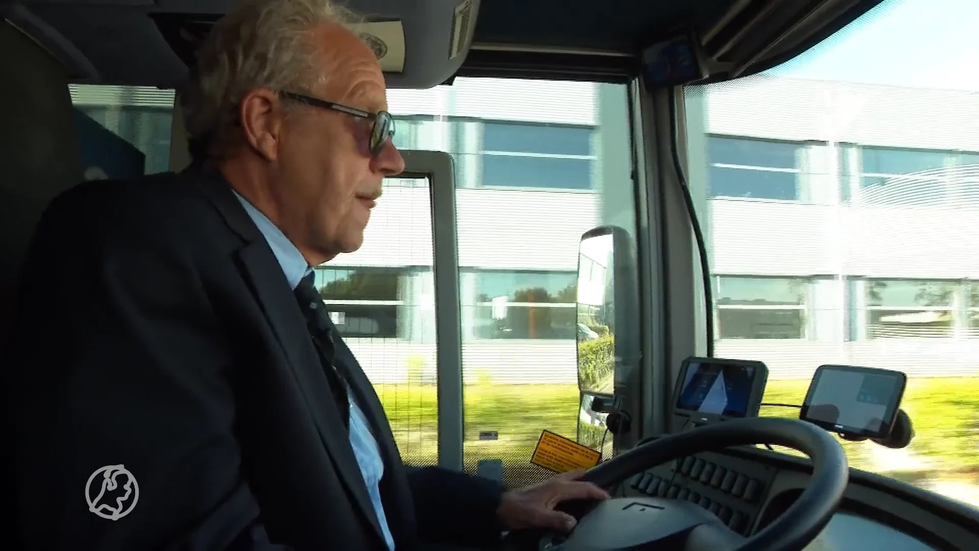 In coronatijd moest tourbuseigenaar Klaas Jan mensen ontslaan, nu komt hij personeel tekort