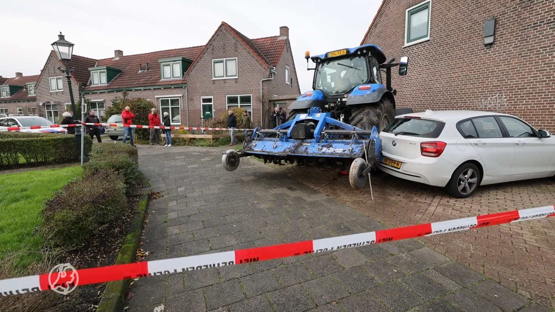 Man steelt trekker, veroorzaakt ongeluk en ramt woning in Drachten