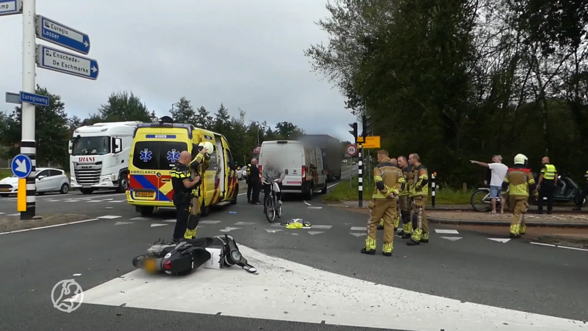 Scooterrijder gewond na aanrijding met vrachtwagen in Enschede