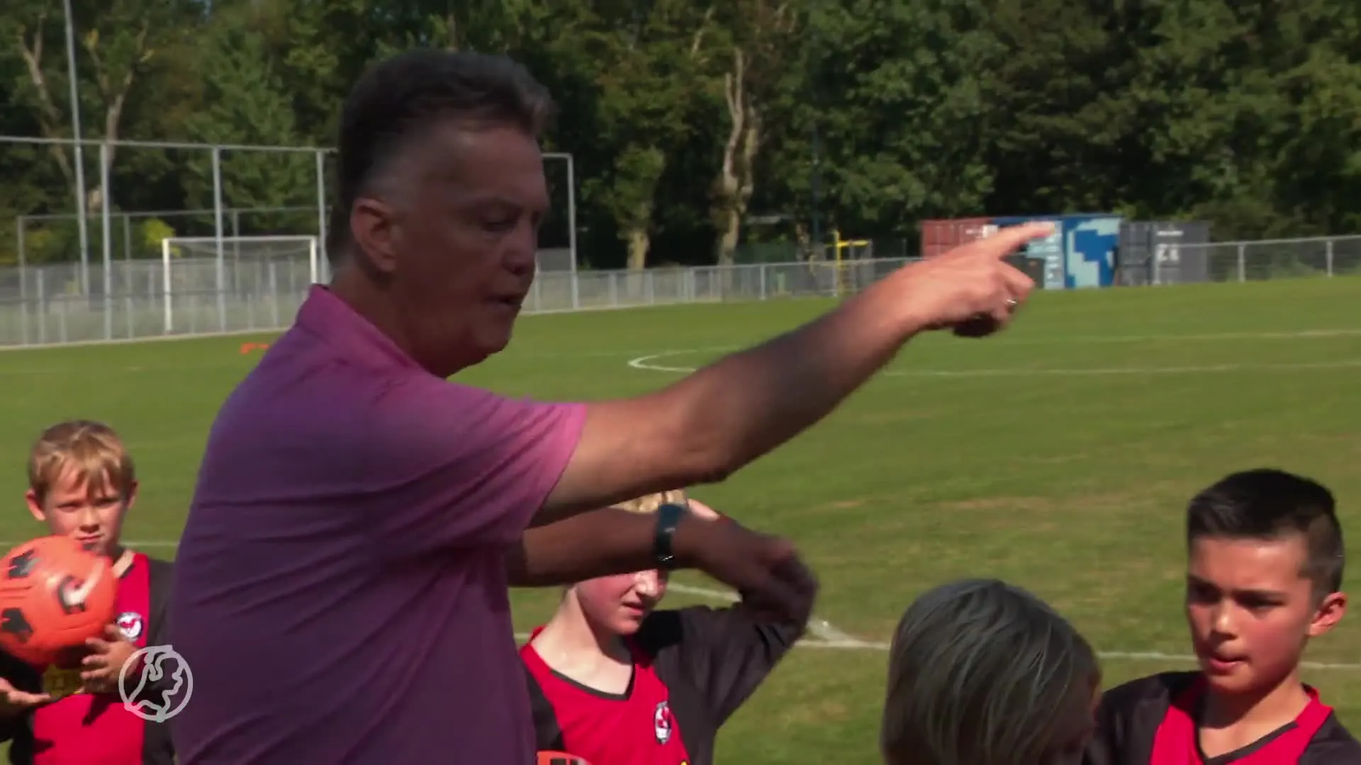 Louis van Gaal traint pupillen op zijn oude club SV De Meer
