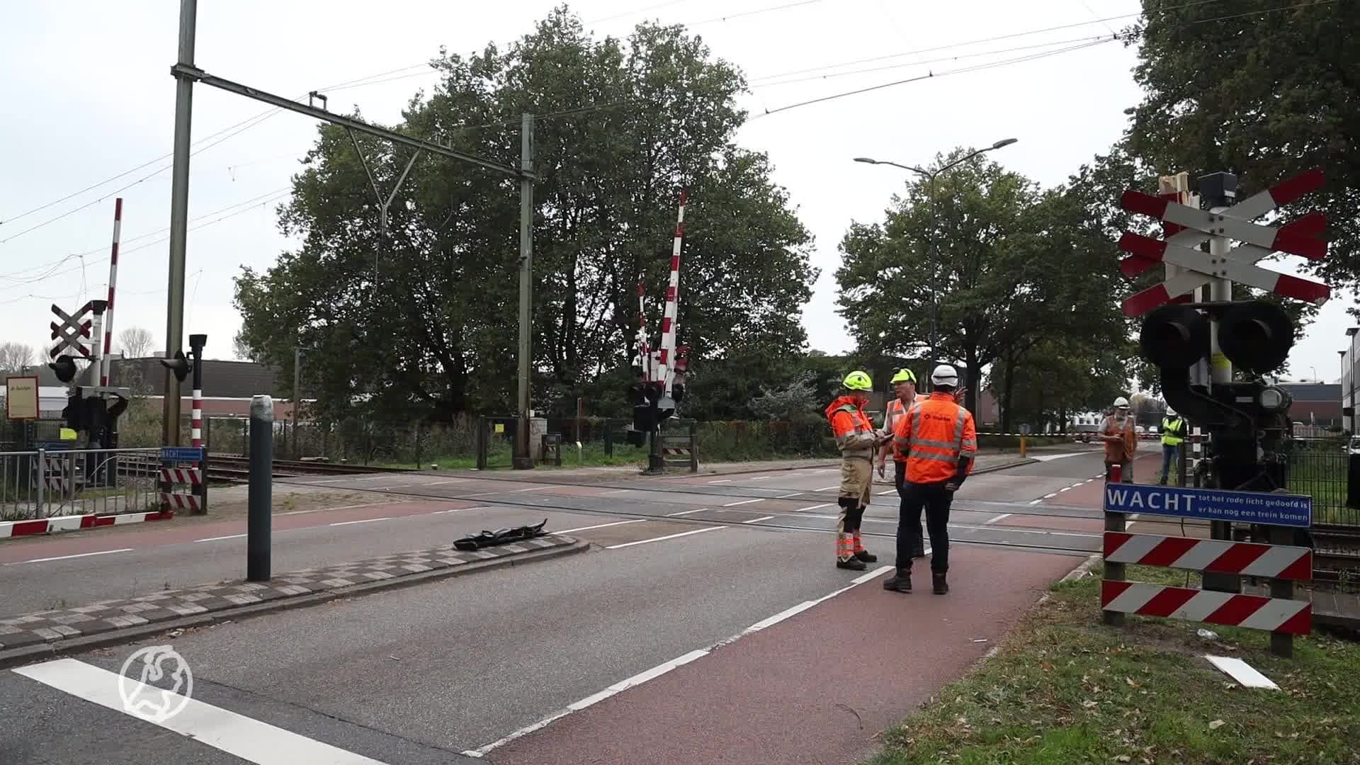 Vrachtwagen creëert ravage bij kapottrekt bovenleiding bij Vught, geen treinen