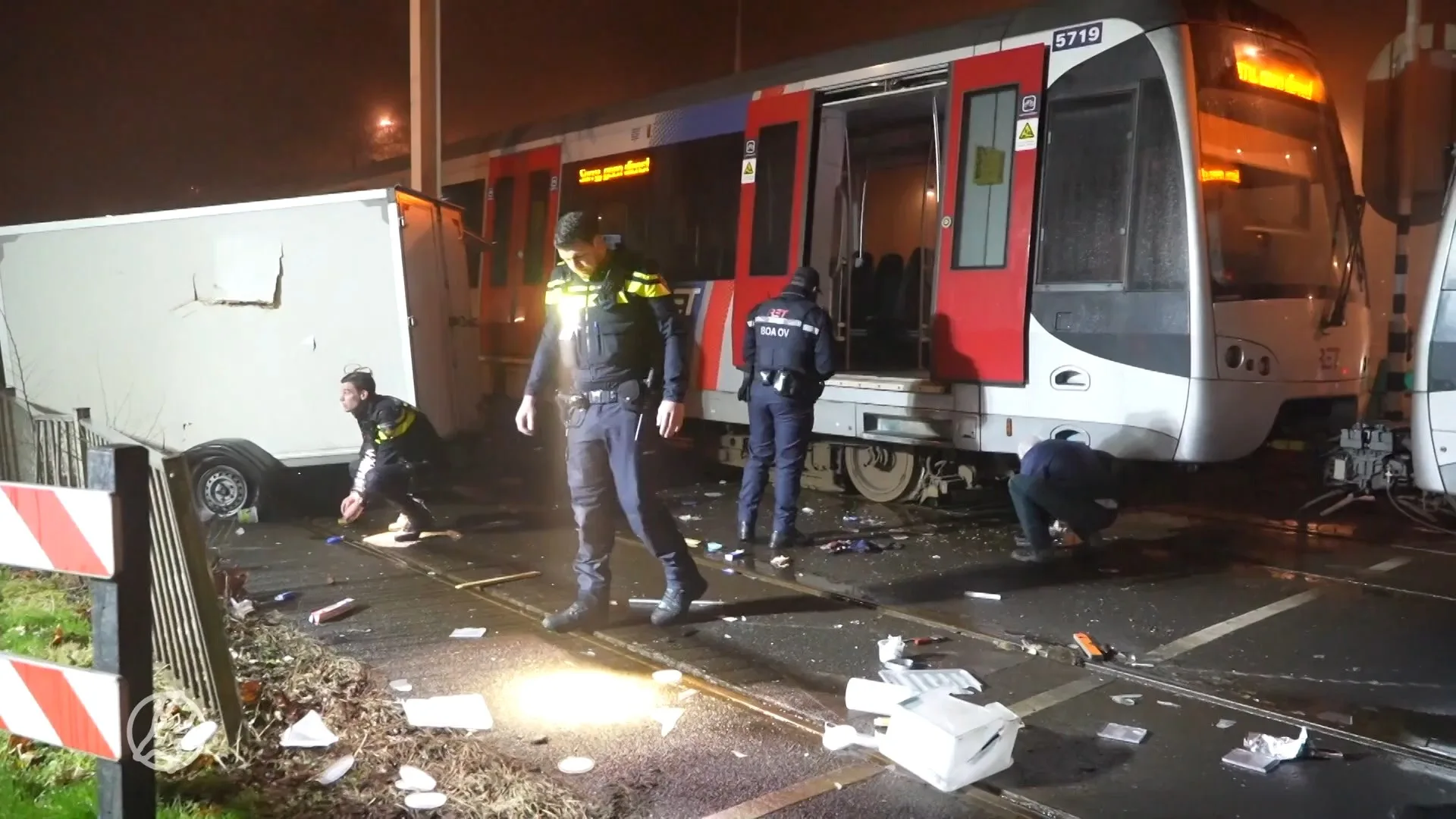 Metro botst op aanhanger in Rotterdam, dienstregeling gestremd