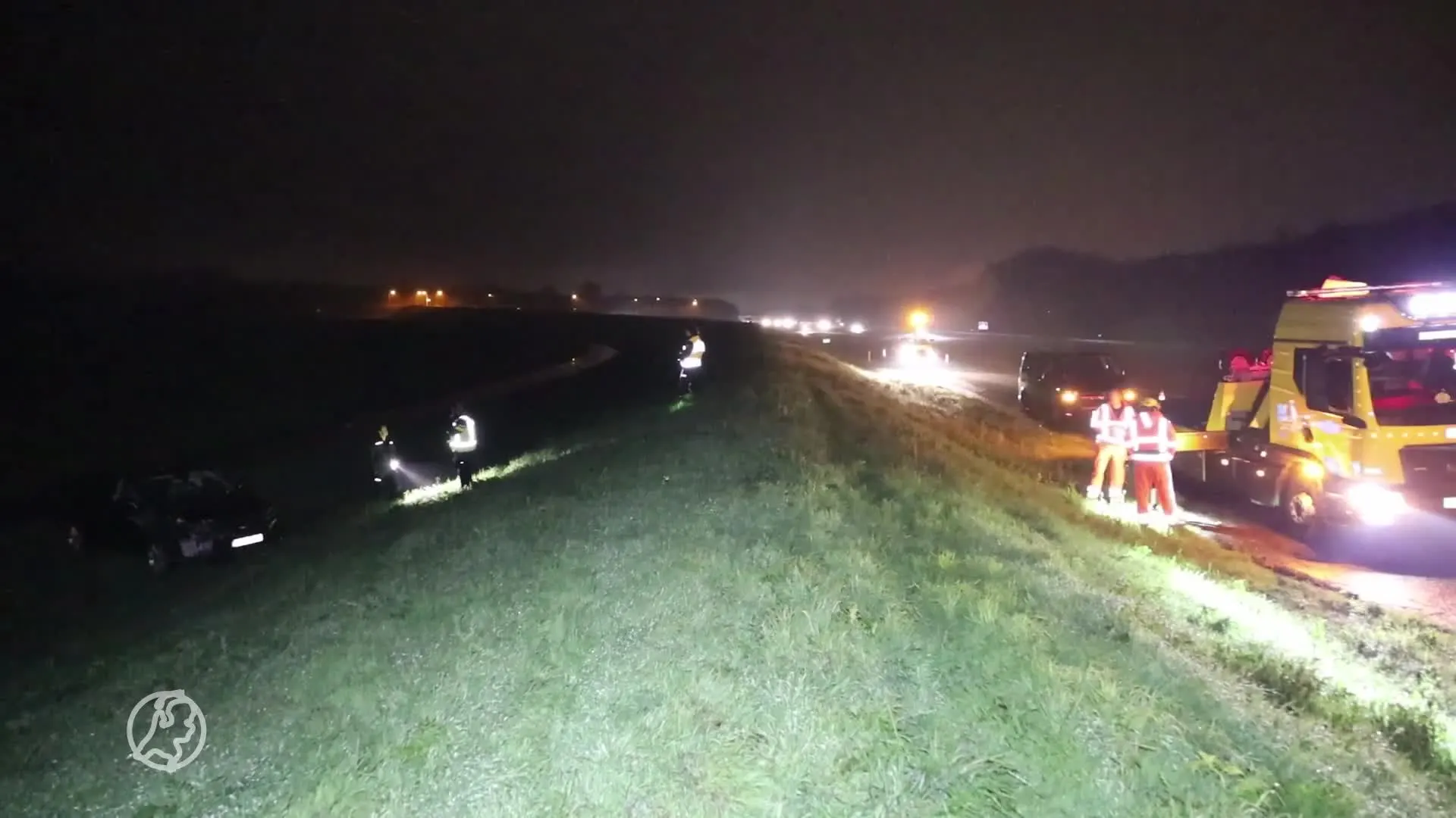 Autodief klimt na wilde politieachtervolging over geluidswal en ontsnapt