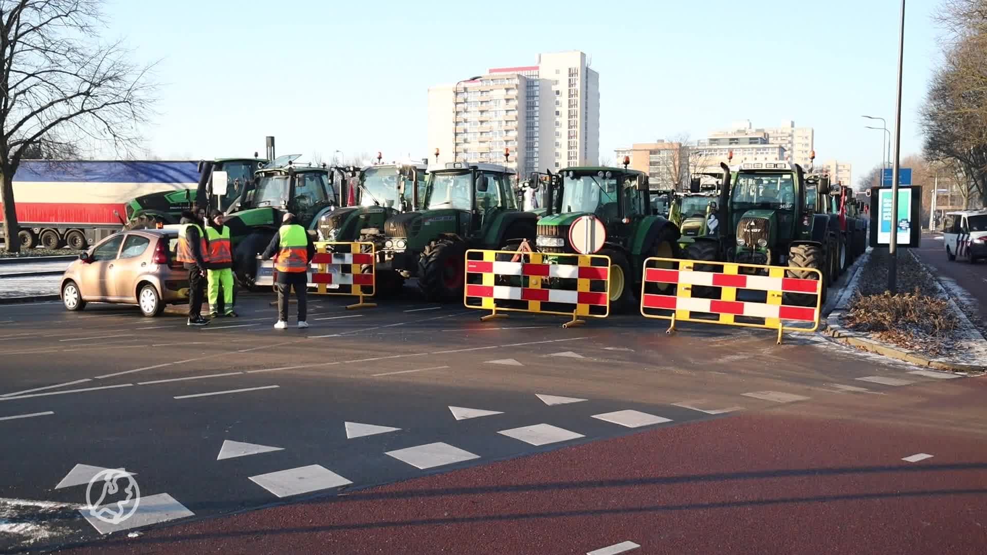 Honderden boeren protesteren met trekkers bij provinciehuis Den Bosch