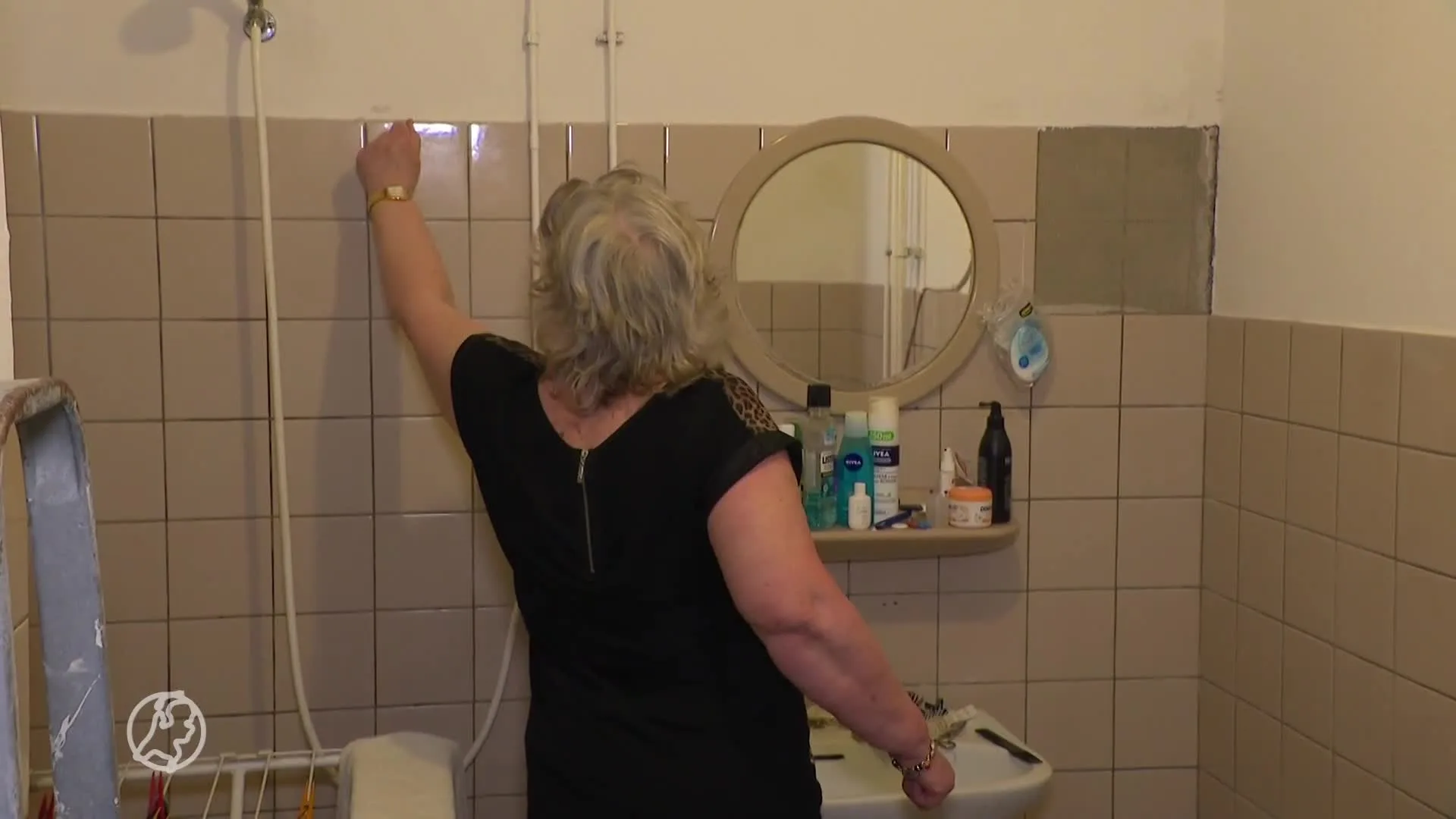 WC hangt met tape aan elkaar, tocht en schimmel: flathuurders...