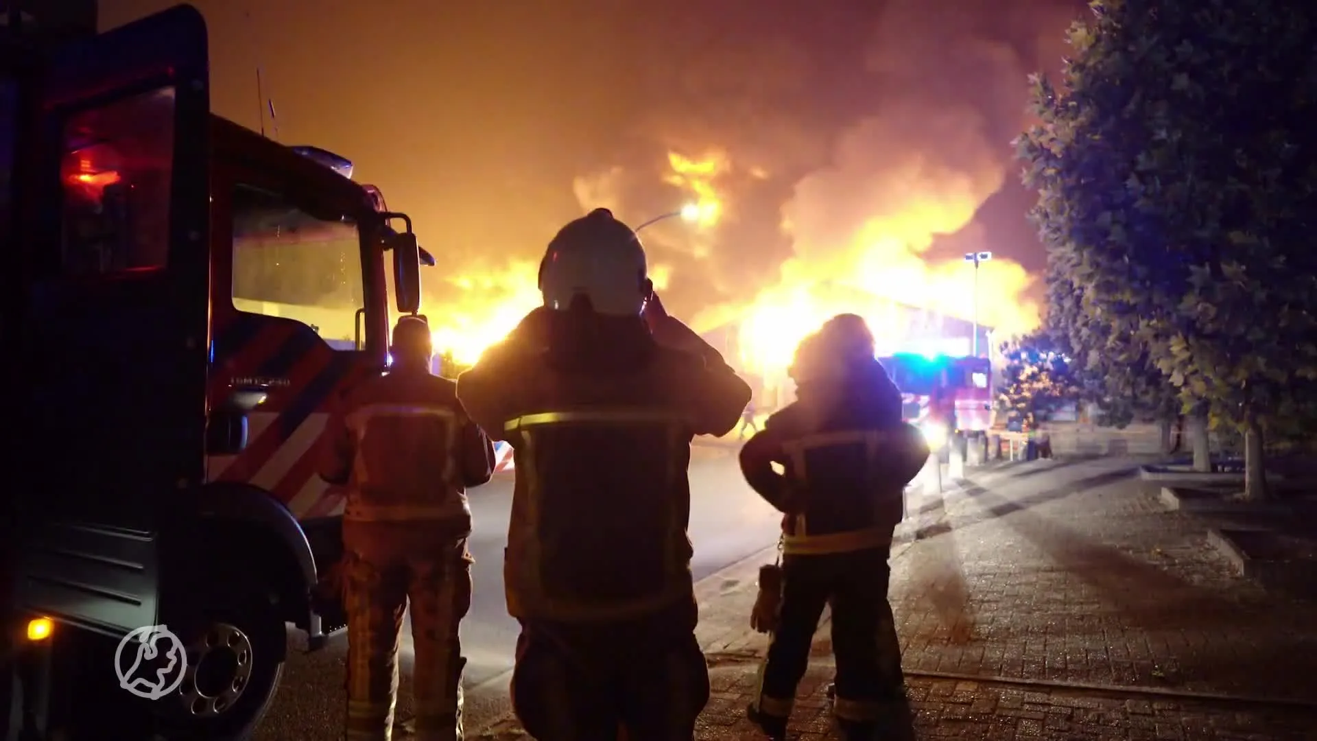 Flinke brand bij afvalbedrijf in Groningse Leek: vlammen schieten meters uit loods