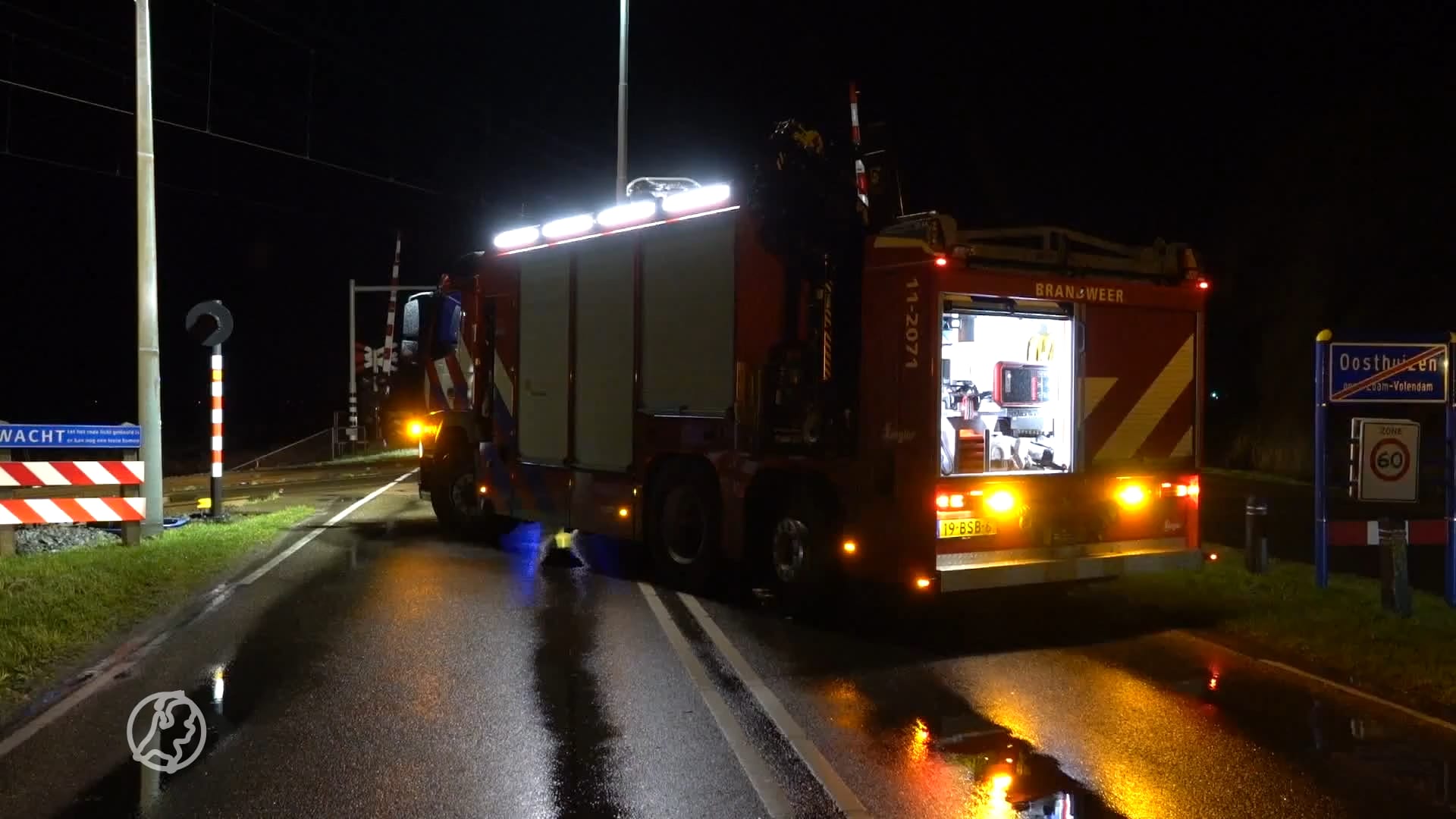 Personenwagen geramd door trein, maar bestuurder rijdt door