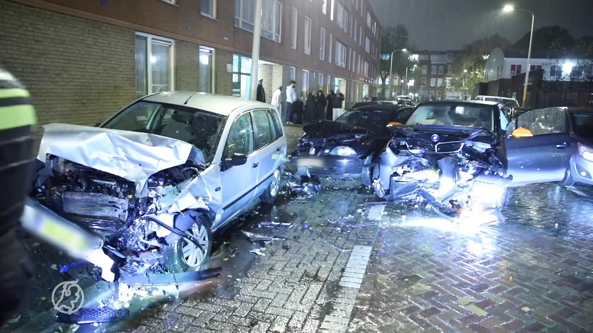 Automobilist ramt geparkeerde auto's tijdens vlucht voor politie