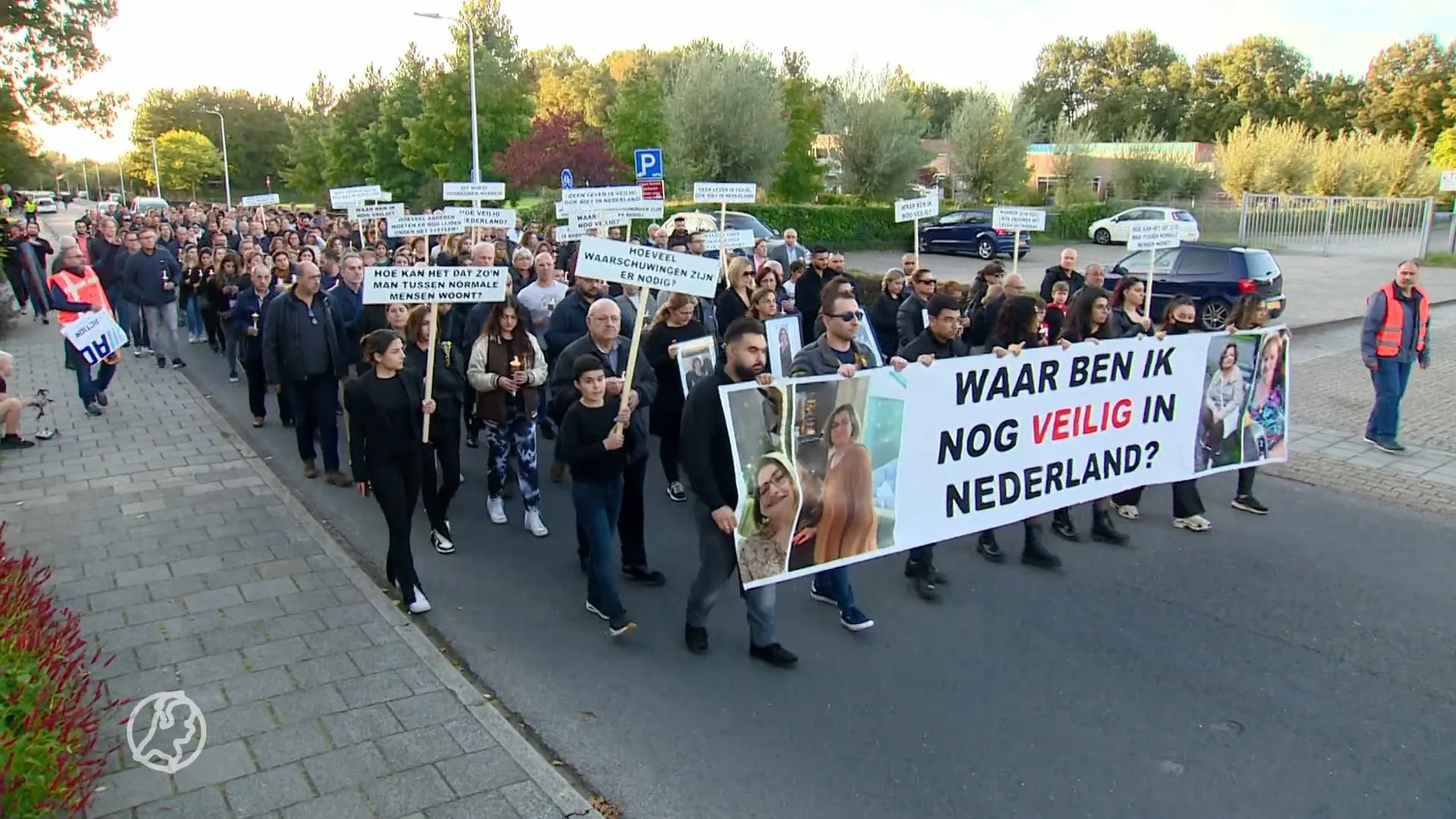 Grote belangstelling bij stille tocht in Almelo voor slachtoffers kruisboogdrama