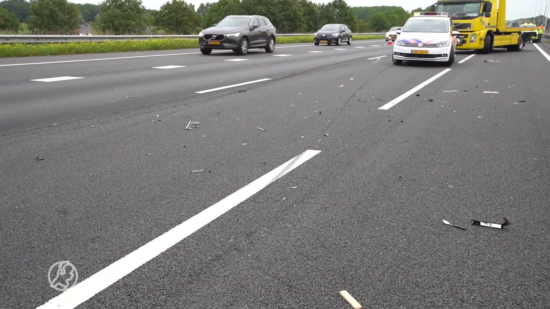 Busje klapt op vouwwagen: A1 bezaaid met koffiefilters en kruidenpotjes