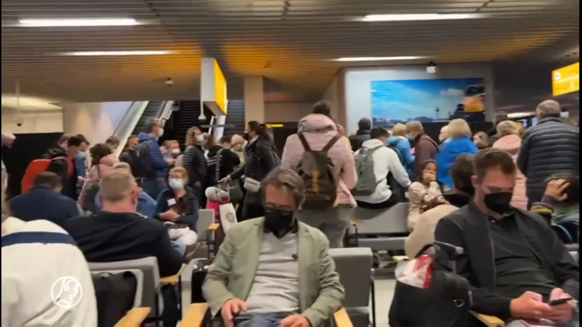 Passagiers uit Zuid-Afrika willen antwoorden over erbarmelijke ontvangst Schiphol