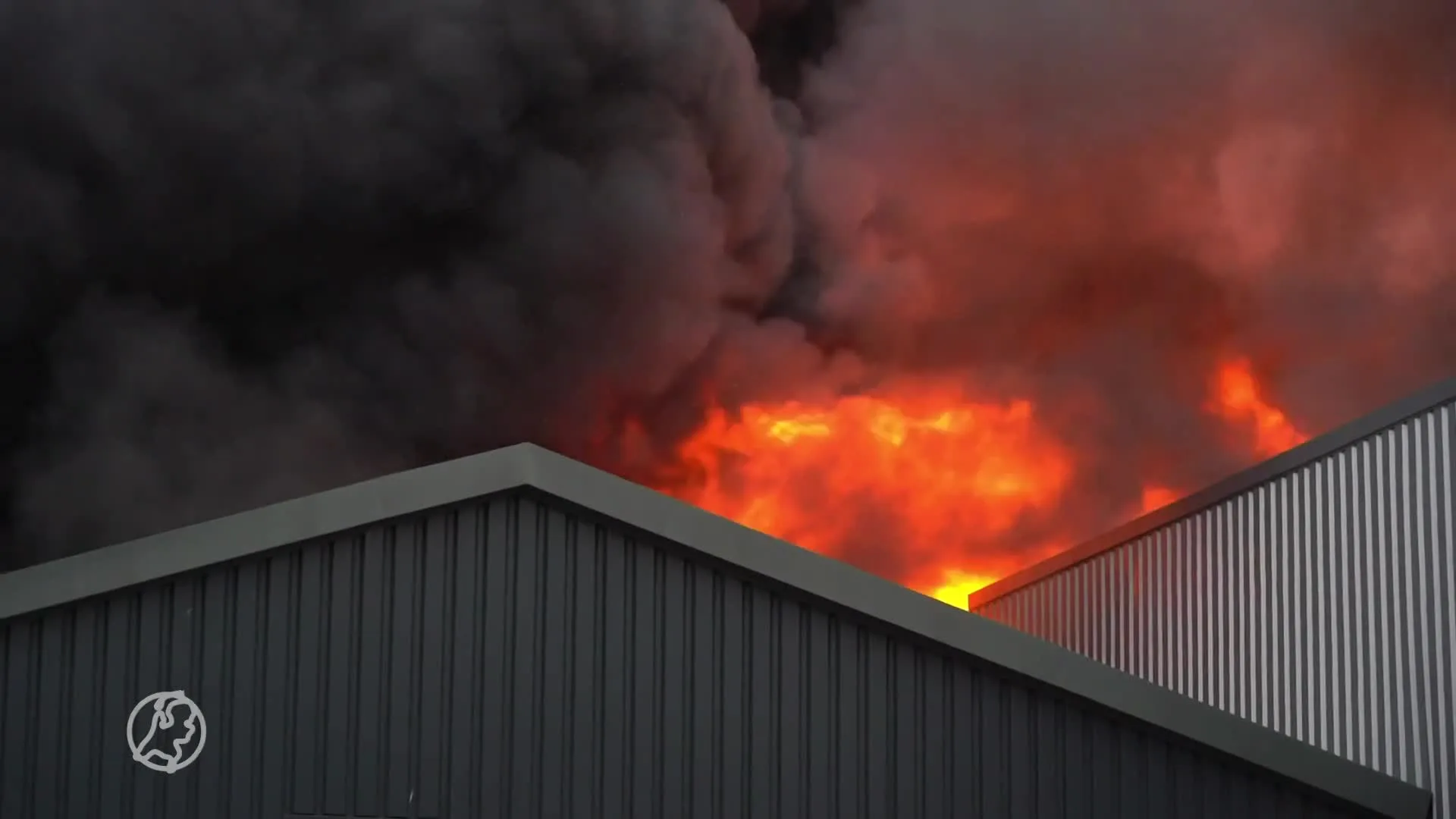 Veel rook bij grote brand in houthandel in Lekkerkerk