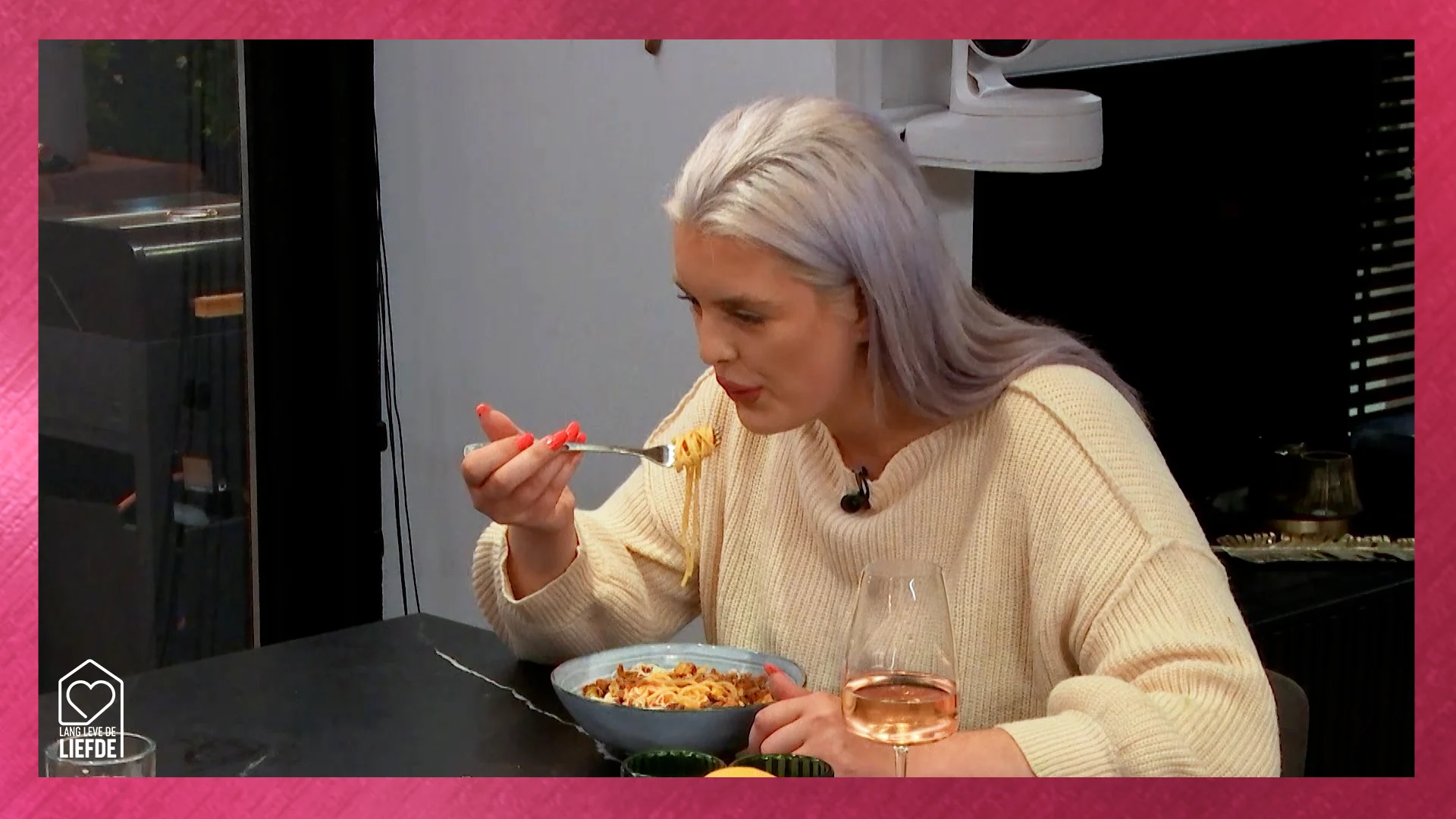 Mike moet overgeven van het eten van Emily