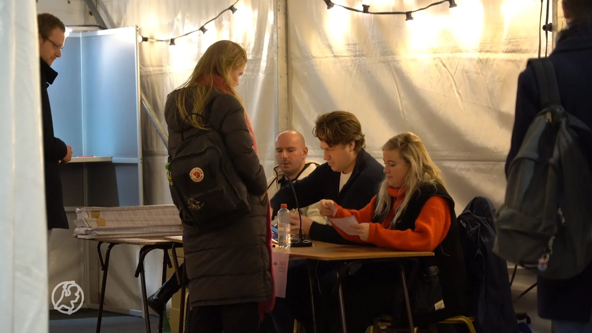 Eerste mensen brengen hun stem uit op station Groningen