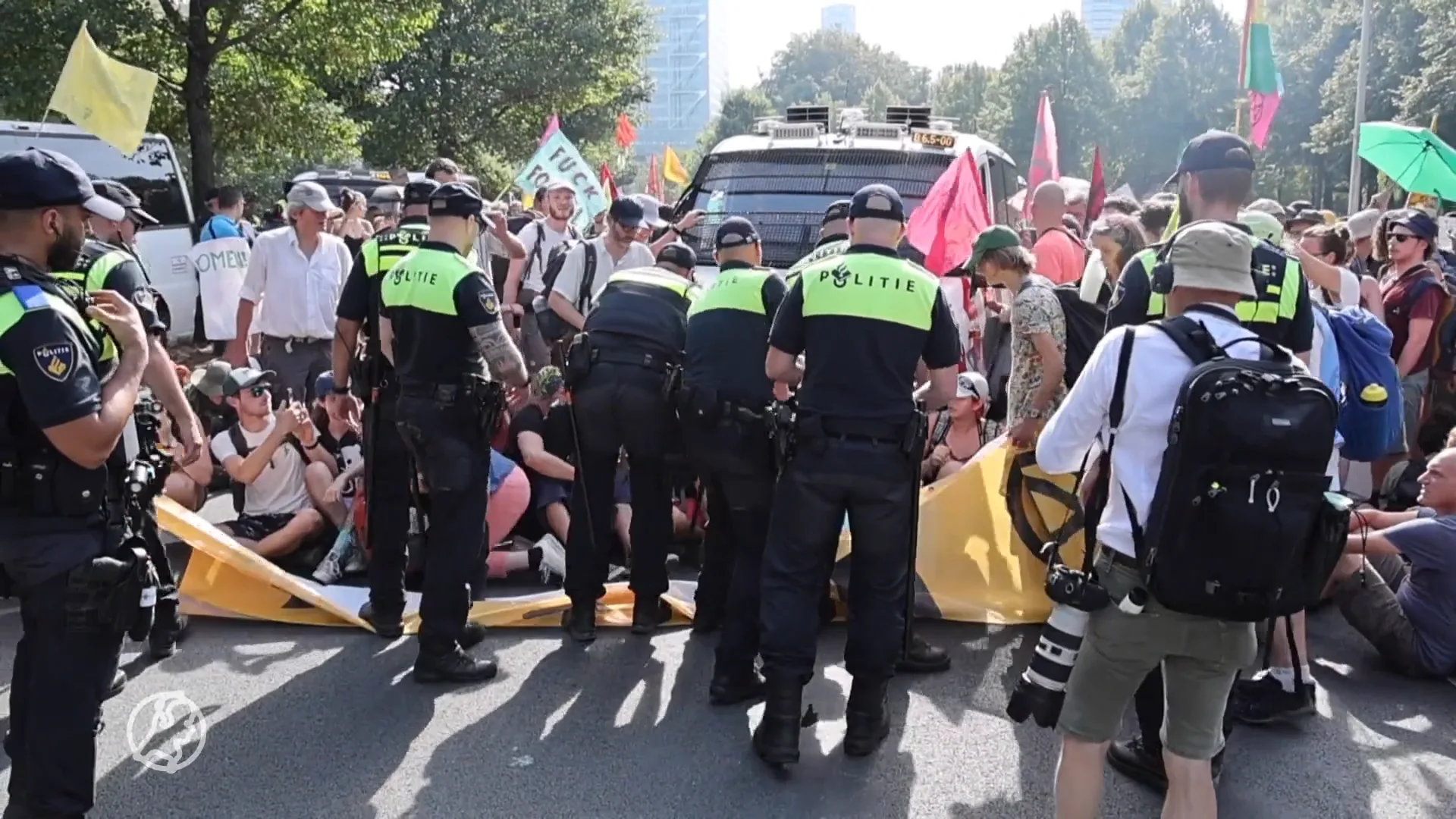 Politie verwijdert klimaatactivisten van A12