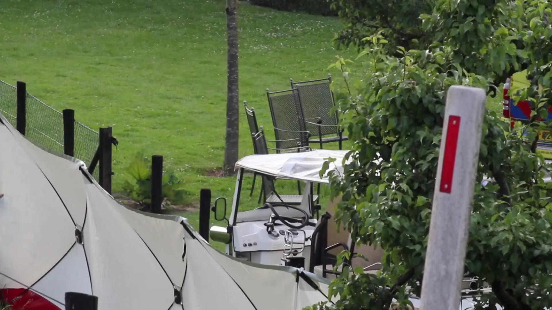 Tuktuk vliegt uit bocht in Kesteren, klapt van dijk en eindig...