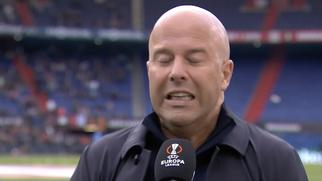 Slot schrikt zichtbaar van knal in De Kuip: 'Dit bedoelde ik niet met: veel geluid maken'