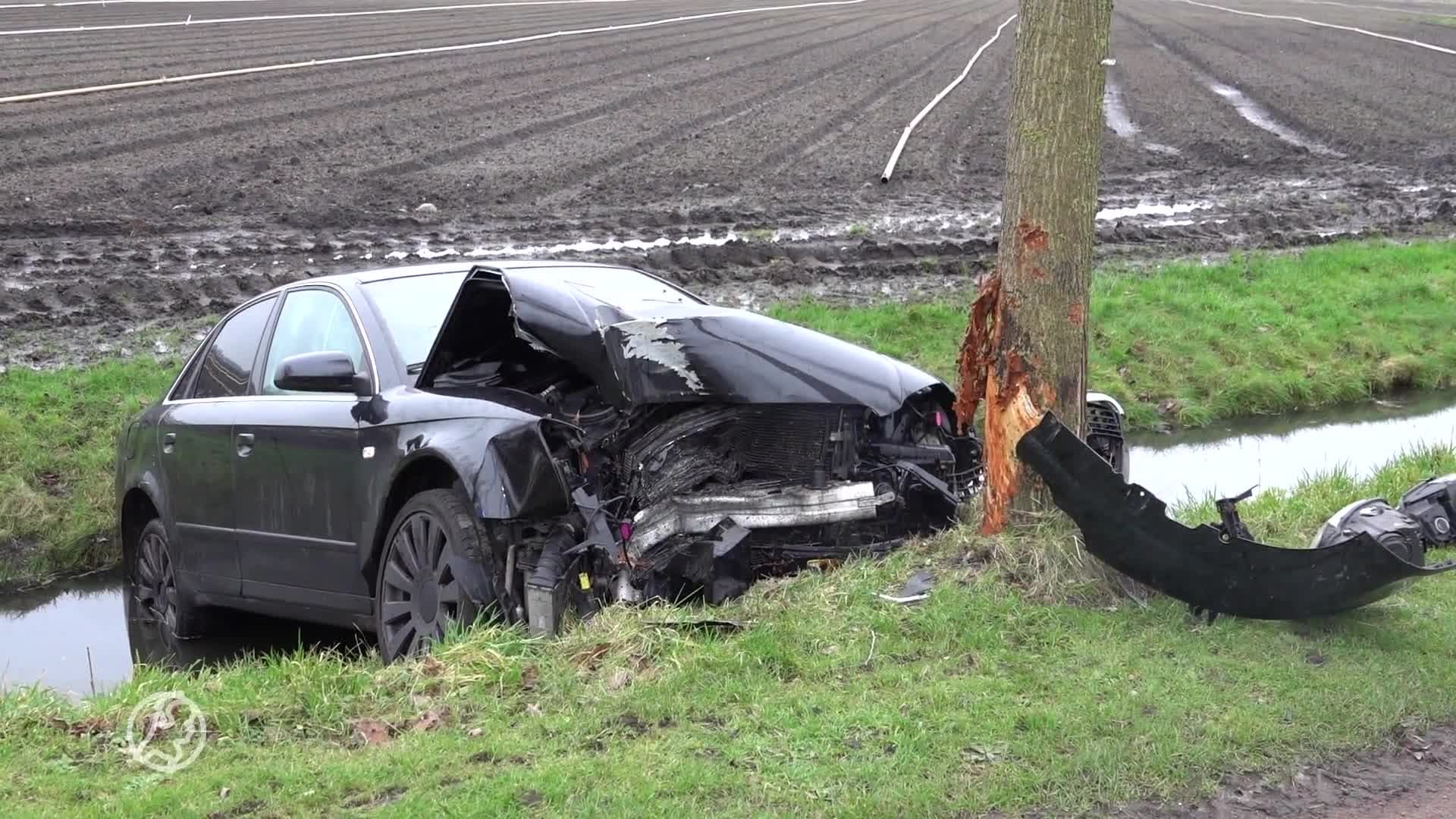 Dronken bestuurder met jong kind in auto vliegt uit de bocht en ramt boom