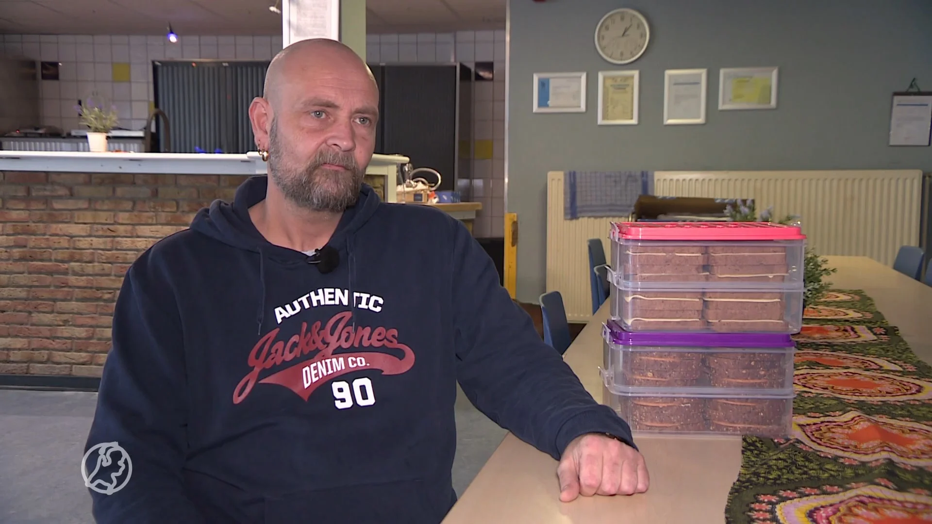'Broodvader' Johan smeert ontbijt voor arme kinderen in Rotterdam