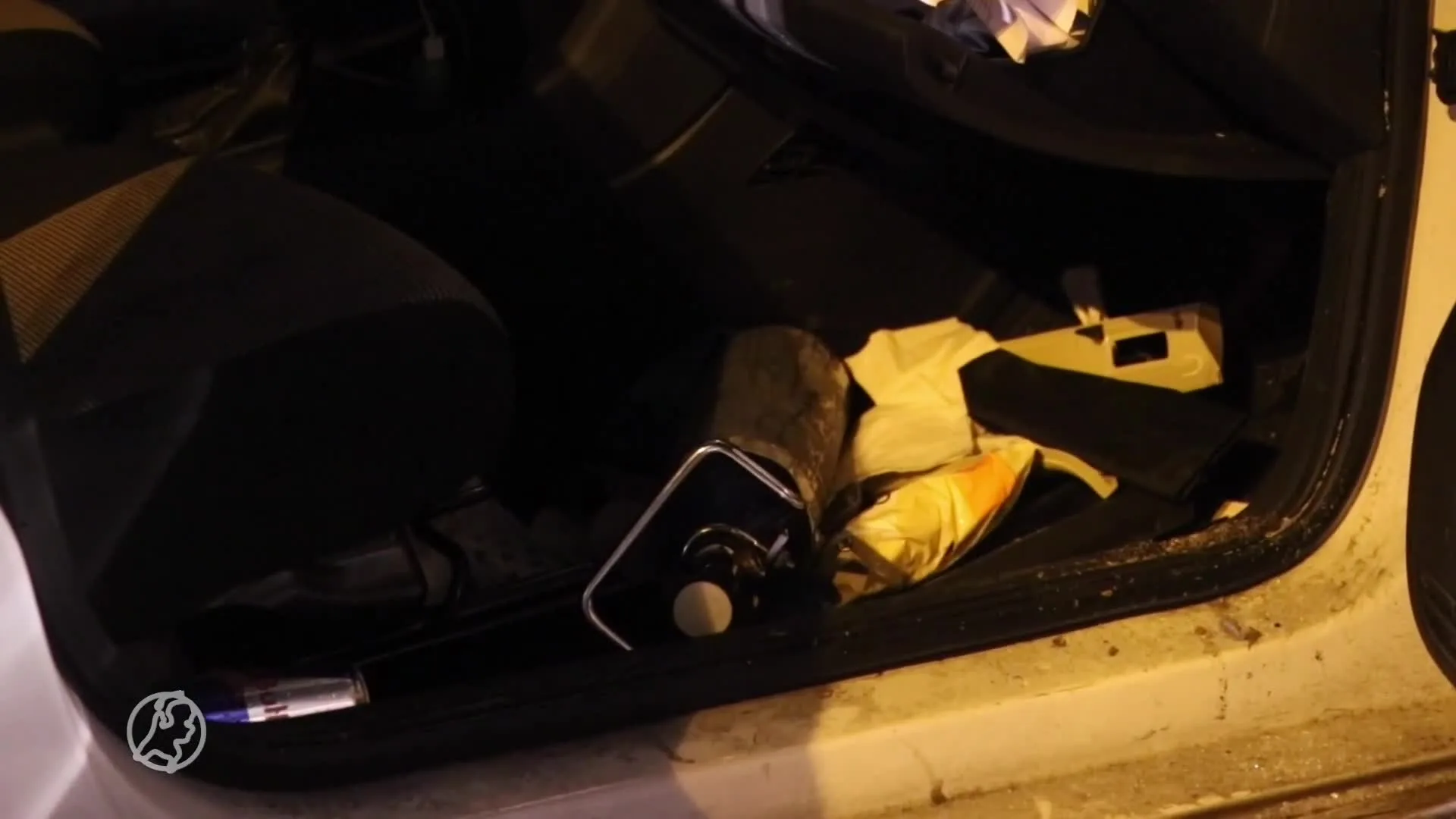 Automobilist raakt buiten westen door lachgas en ramt pijlwag...