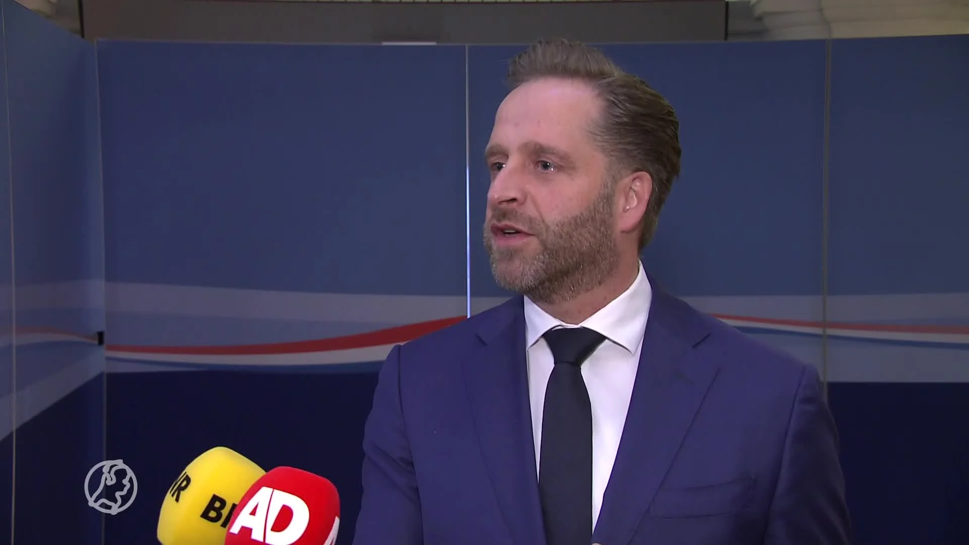 Ajax negeert coronaregels, De Jonge treedt op