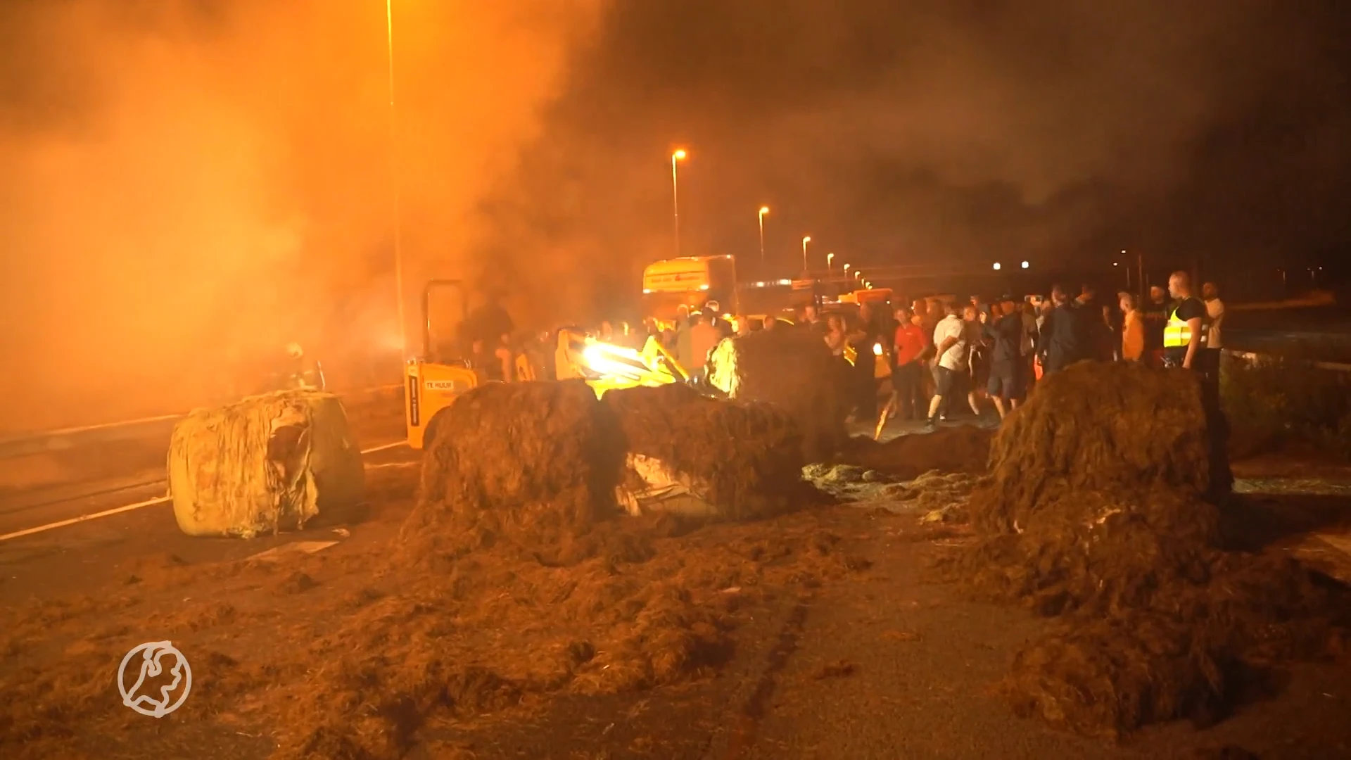 Rellende boeren bij stikstofminister Van der Wal en brand op snelwegen