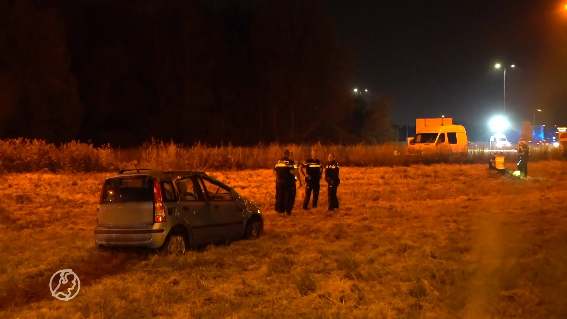 Auto vliegt over de kop op A15 bij Hendrik-Ido-Ambacht