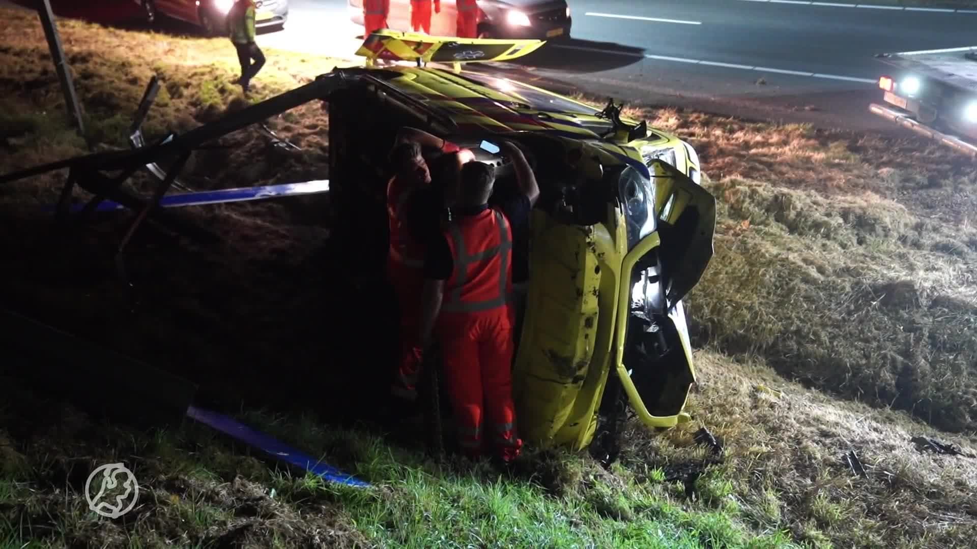 Ambulance crasht onderweg naar spoedmelding op A2