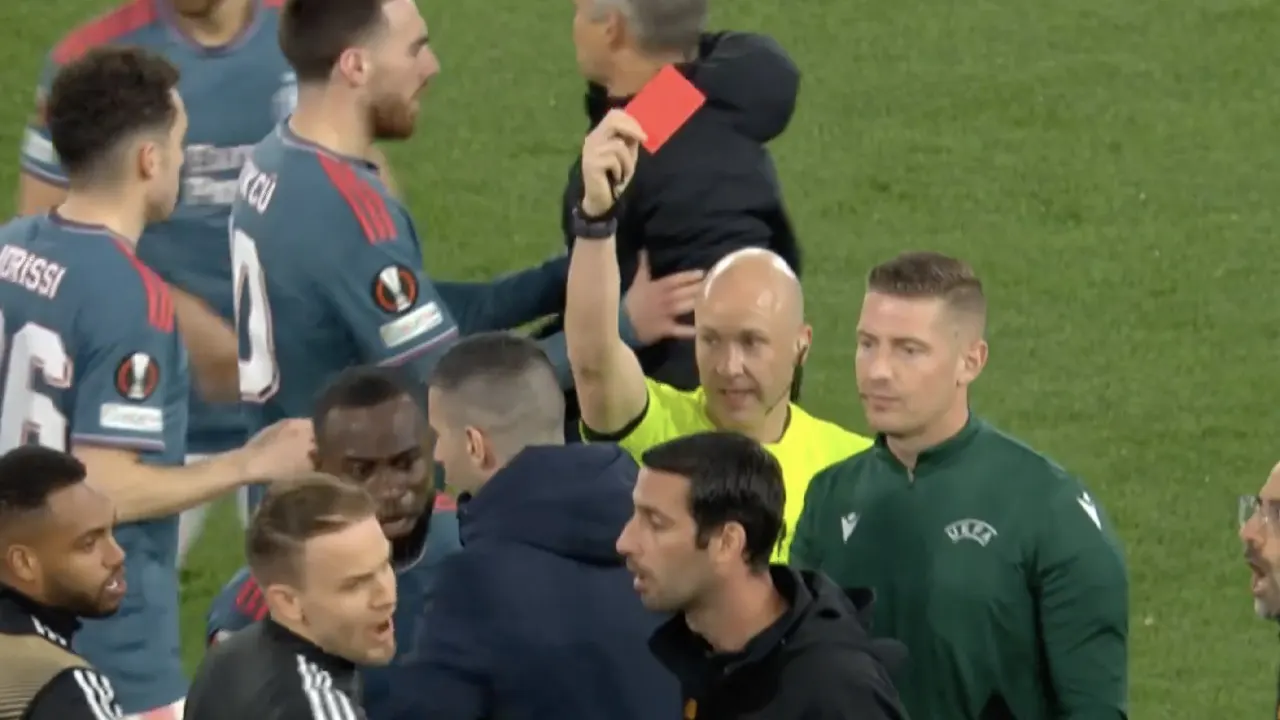 Chaos in Olimpico: assistent-trainer AS Roma krijgt rood