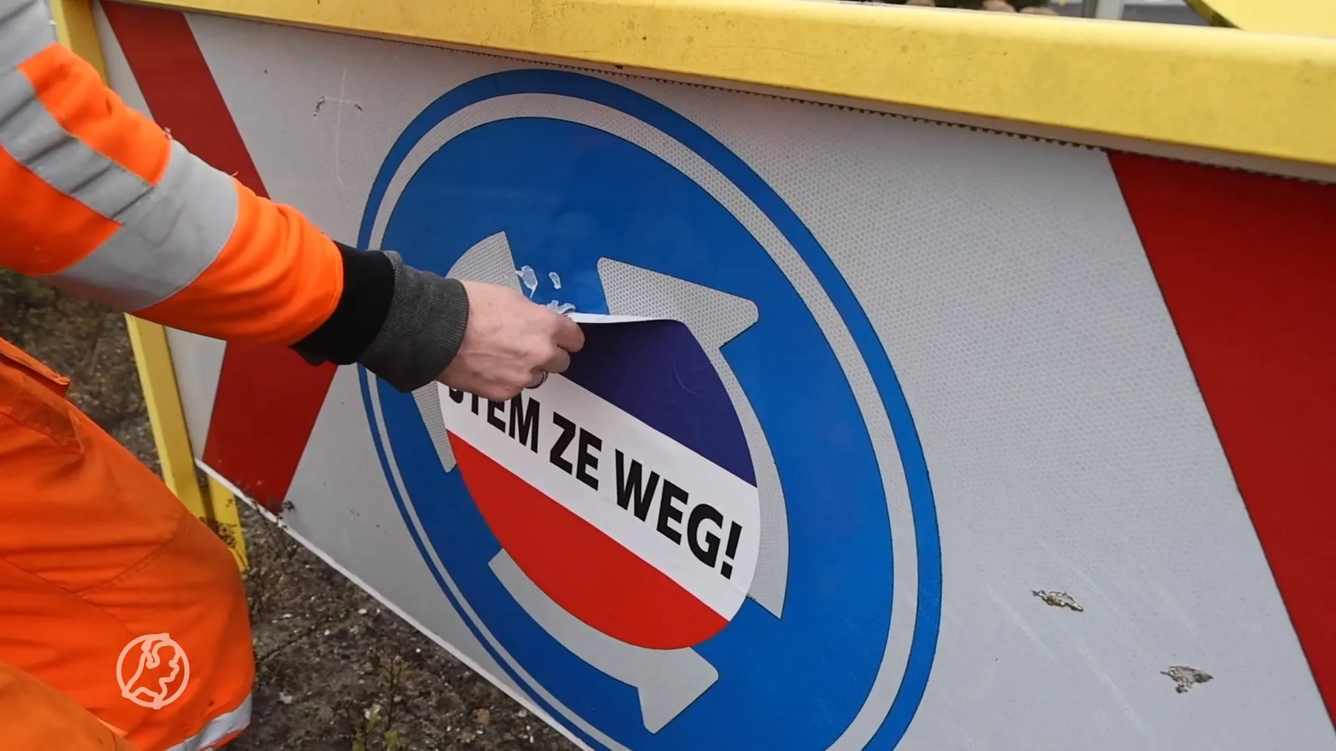 'Stem ze weg' stickers op verkeersborden
