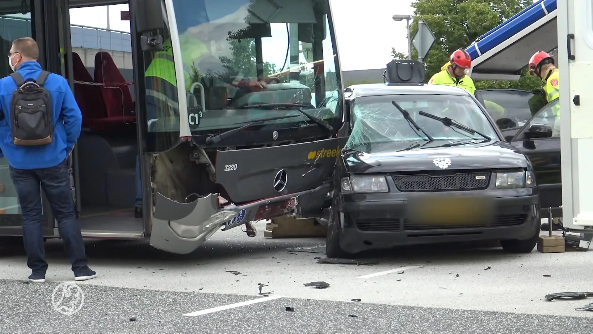 Bus ramt auto in Groningen, één persoon naar ziekenhuis