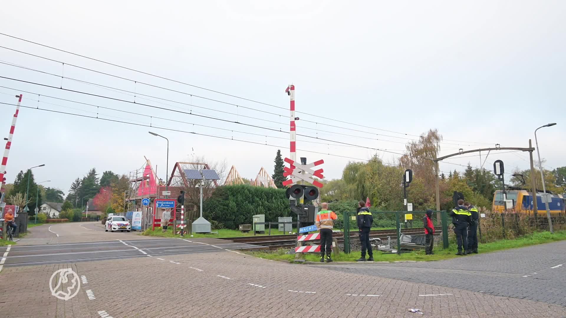Trein boort zich door vaststaande auto met aanhanger op overweg
