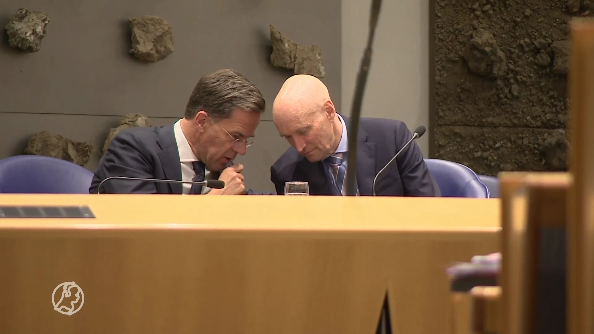 Rutte staat nog steeds achter invoering avondklok, Kamer reageert boos