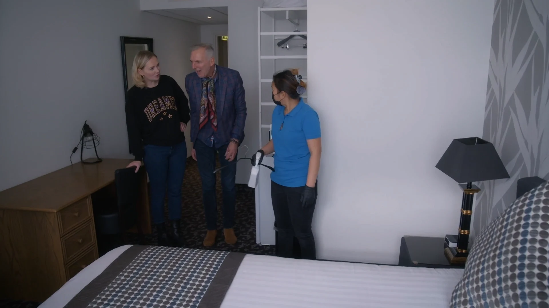 Martien en Maxime zijn kamermeisjes in een hotel