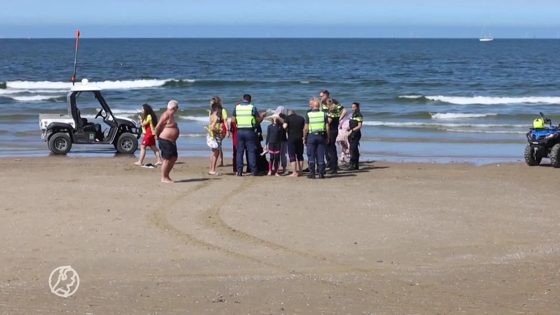 Badgasten redden jong meisje dat in problemen kwam in zee bij Scheveningen