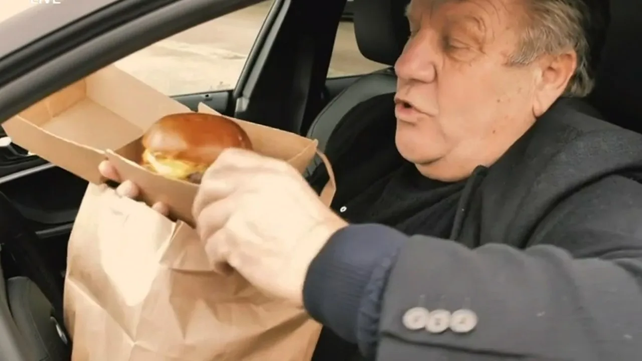 René ziet Jan in reclamespotje voor afhaalrestaurant De Kuip