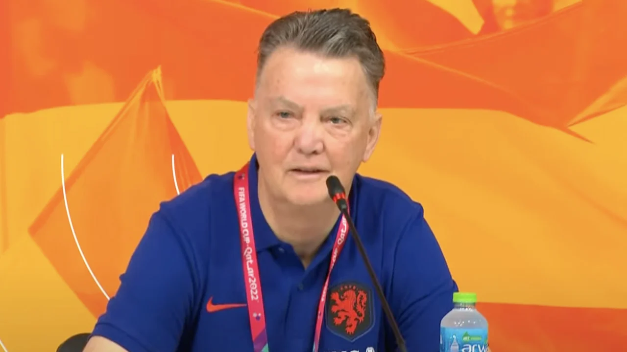 Louis van Gaal staat pers in steenkolenengels te woord: 'We can come an end!'