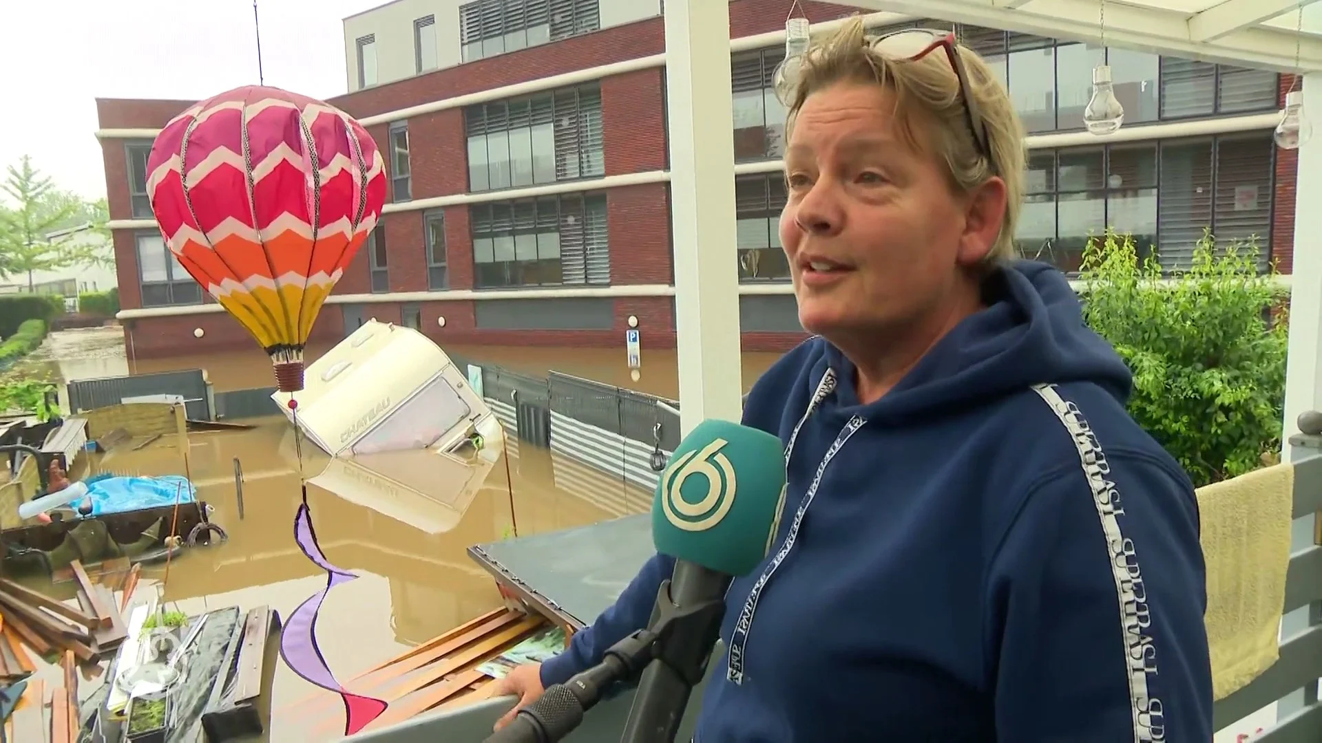 Valkenburgse Solange ziet caravan in tuin dobberen