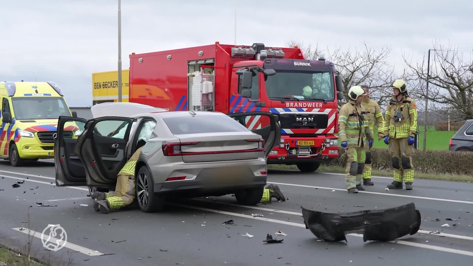 Acht honden met schrik vrij bij ongeval met busje van uitlaatservice