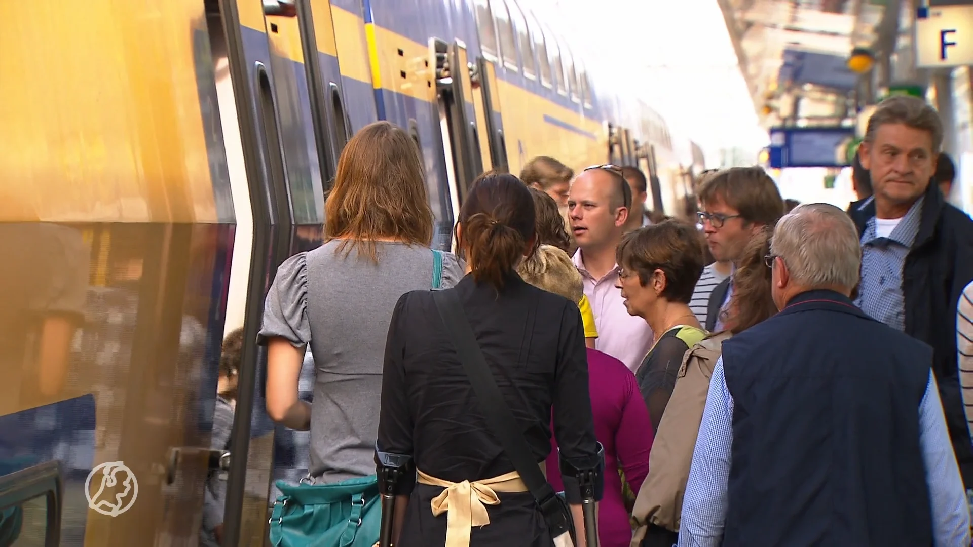 Reizigers keren zich tegen spitsheffing NS,